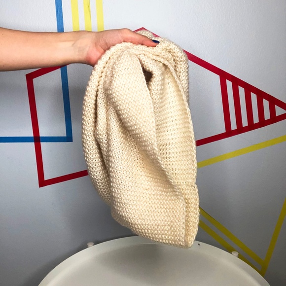 H&M Creme Circle Knit Scarf - Picture 3 of 3